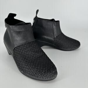 Bernie Mev Shoes Womens Size 40 Black Wedge Booties Comfort Textured Zip Ankle